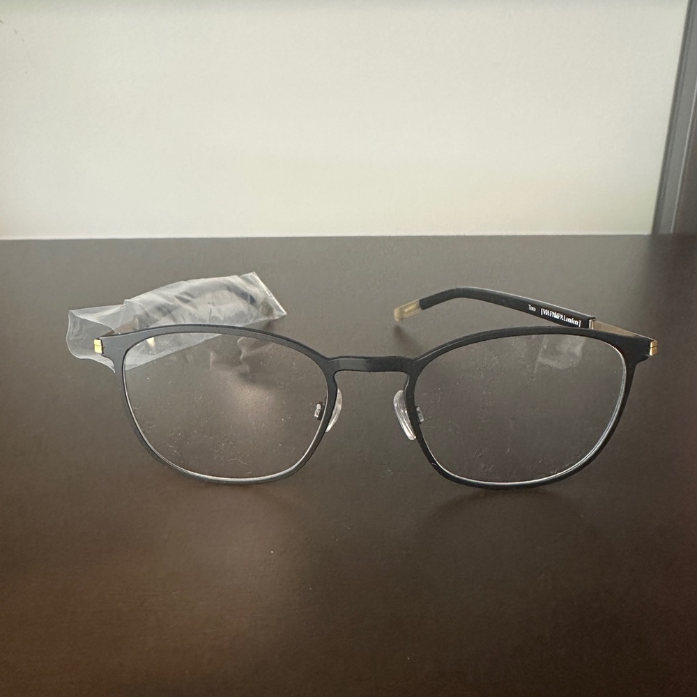 Via Pampa London : Machy-Stera 10 Frames Black with Gold Accents